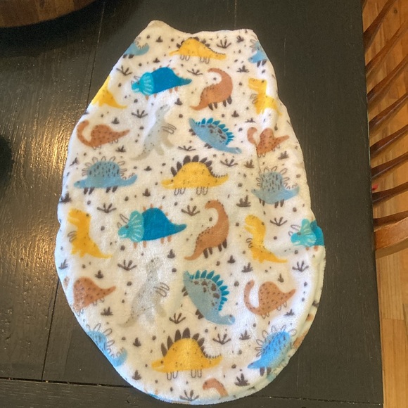 Baby Elements of Style blue yellow dinosaur fleece Swaddler size 0-3 months NWT - Picture 6 of 7